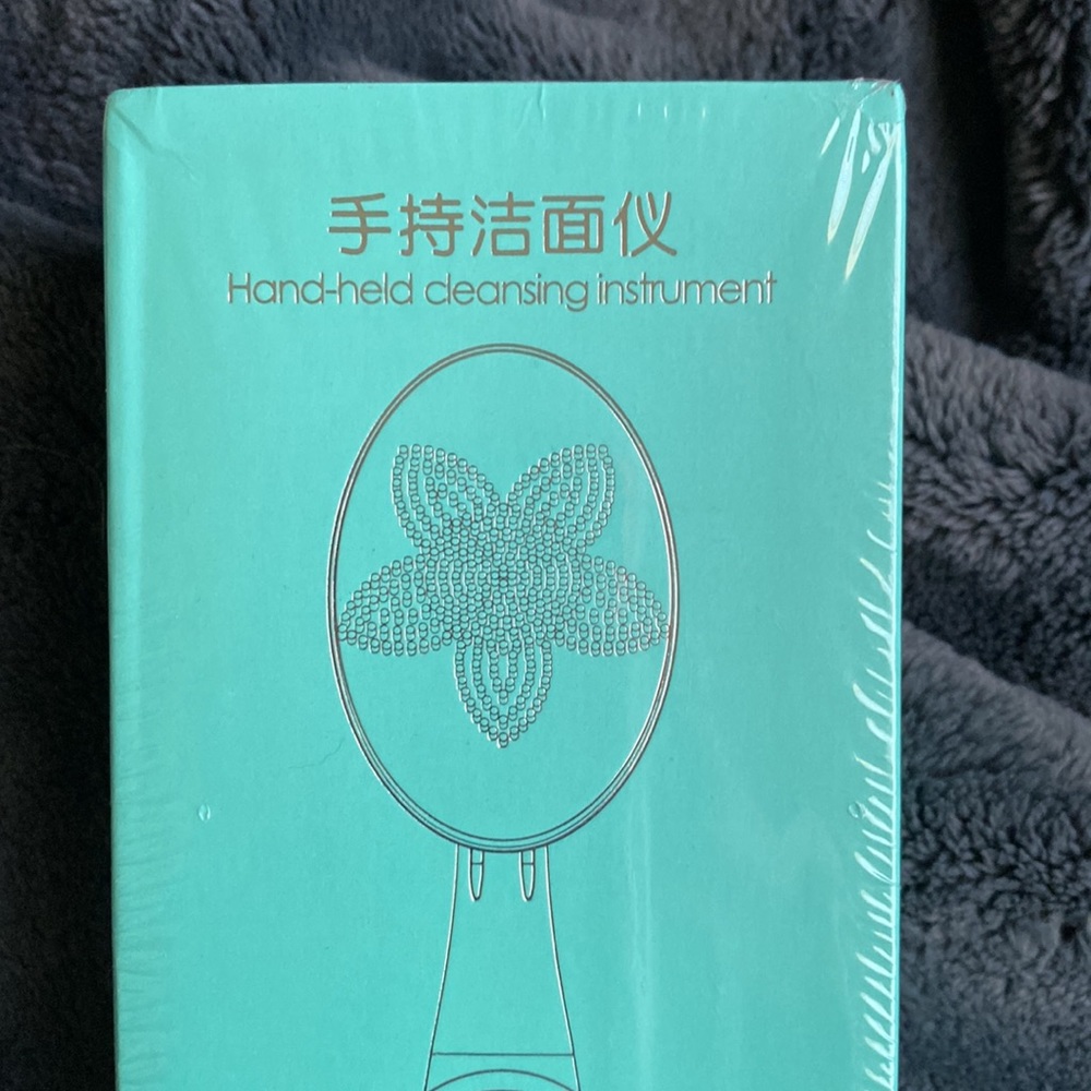 Handheld cleansing instrument ; Electric face brush